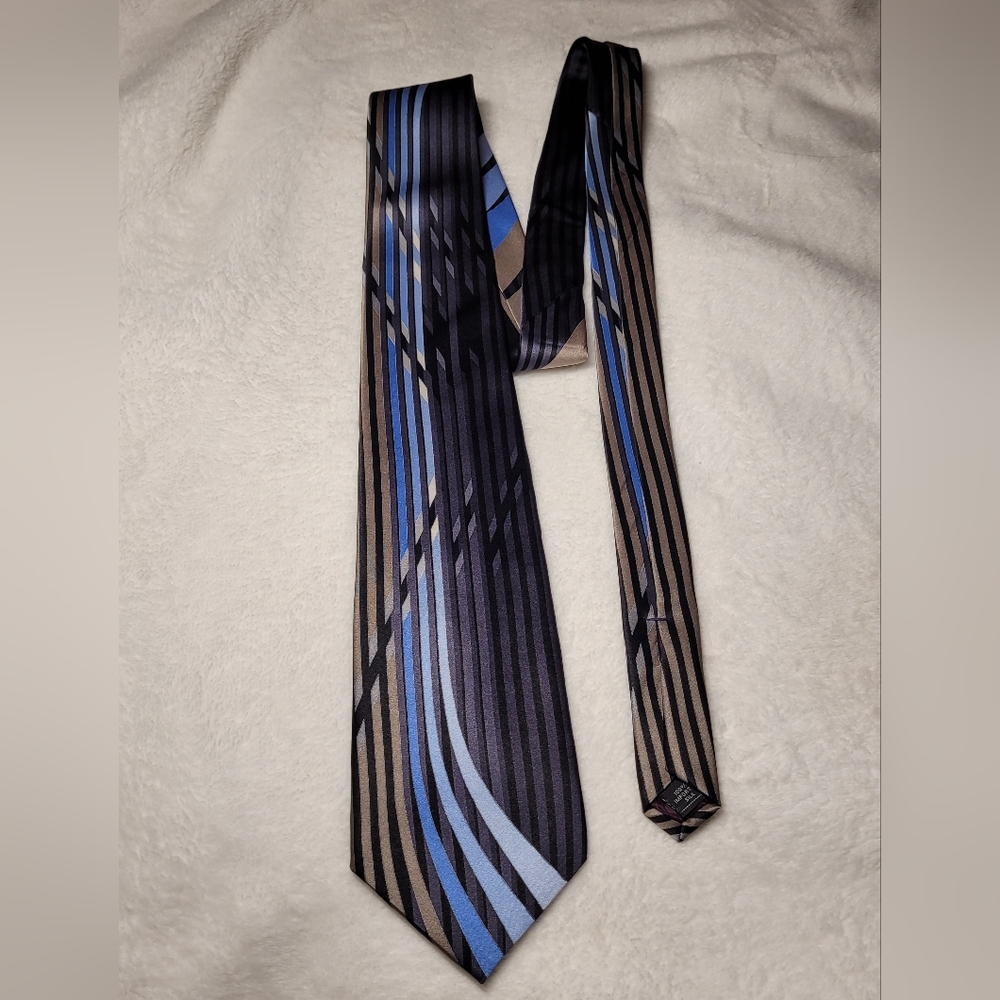 Essante Men’s Silk Tie – Striped Pattern EUC